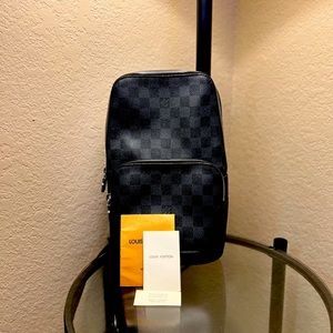 LOUIS VUITTON AVENUE SLING BAG